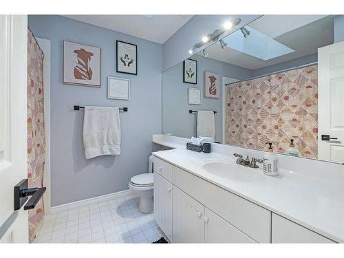 27 Mcdougall Court Ne, Calgary, AB - Indoor Photo Showing Bathroom