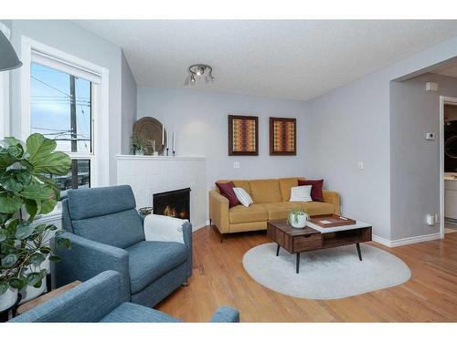 27 Mcdougall Court Ne, Calgary, AB - Indoor Photo Showing Living Room