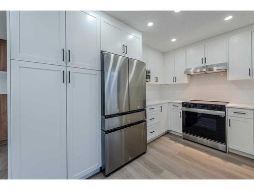 287 Hawkwood Drive Nw, Calgary, AB - Indoor Photo Showing Kitchen With Upgraded Kitchen