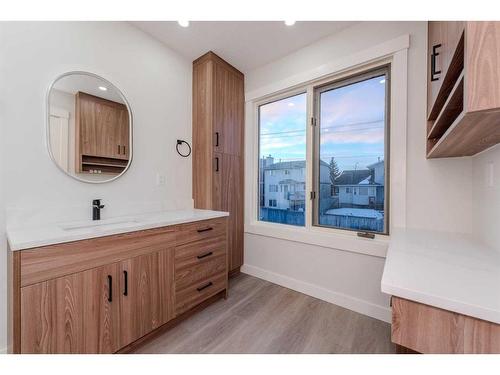 287 Hawkwood Drive Nw, Calgary, AB - Indoor Photo Showing Bathroom