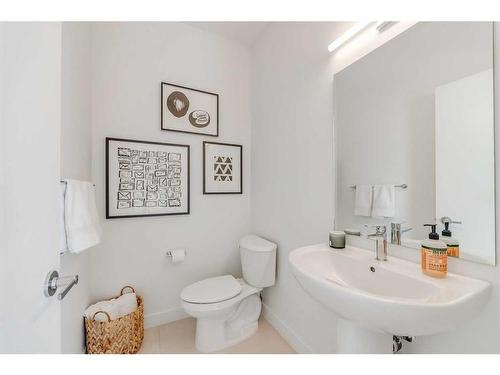 #319-857 Belmont Drive Sw, Calgary, AB - Indoor Photo Showing Bathroom