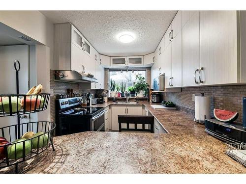 5215 8 Avenue Sw, Calgary, AB - Indoor Photo Showing Kitchen With Double Sink With Upgraded Kitchen