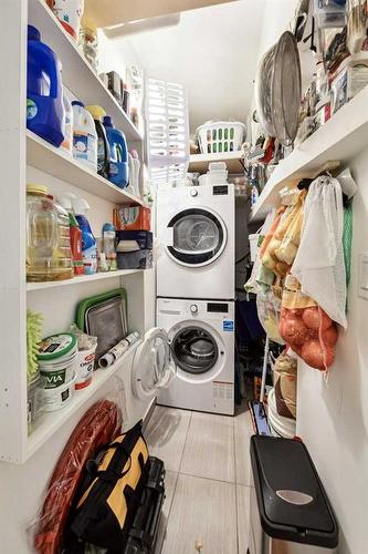 5215 8 Avenue Sw, Calgary, AB - Indoor Photo Showing Laundry Room