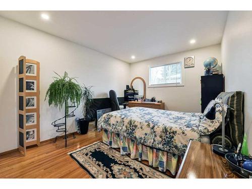 5215 8 Avenue Sw, Calgary, AB - Indoor Photo Showing Bedroom