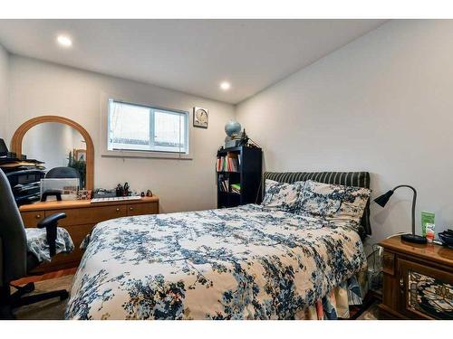 5215 8 Avenue Sw, Calgary, AB - Indoor Photo Showing Bedroom