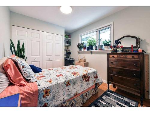 5215 8 Avenue Sw, Calgary, AB - Indoor Photo Showing Bedroom