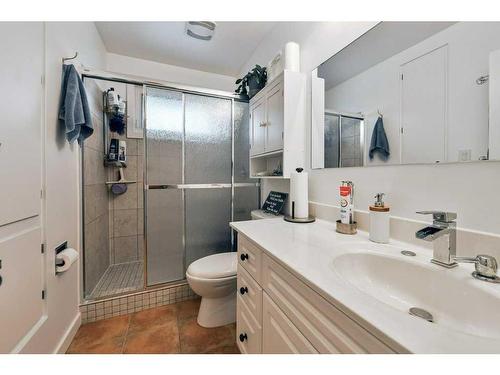 5215 8 Avenue Sw, Calgary, AB - Indoor Photo Showing Bathroom