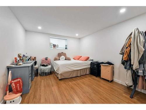 5215 8 Avenue Sw, Calgary, AB - Indoor Photo Showing Bedroom