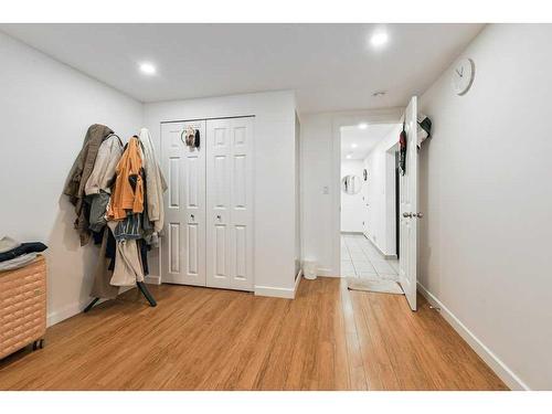 5215 8 Avenue Sw, Calgary, AB - Indoor Photo Showing Other Room