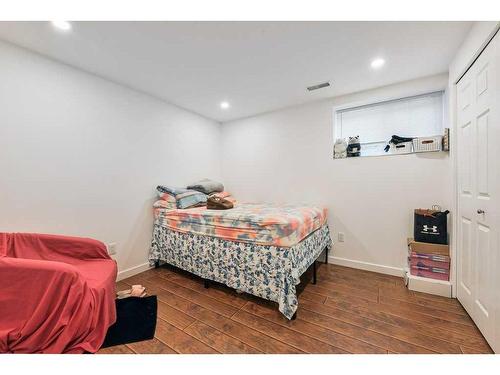 5215 8 Avenue Sw, Calgary, AB - Indoor Photo Showing Bedroom