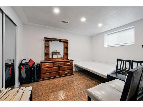 5215 8 Avenue Sw, Calgary, AB - Indoor Photo Showing Bedroom