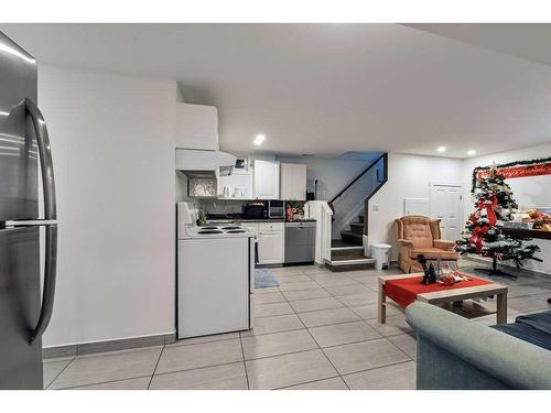 5215 8 Avenue Sw, Calgary, AB - Indoor Photo Showing Kitchen