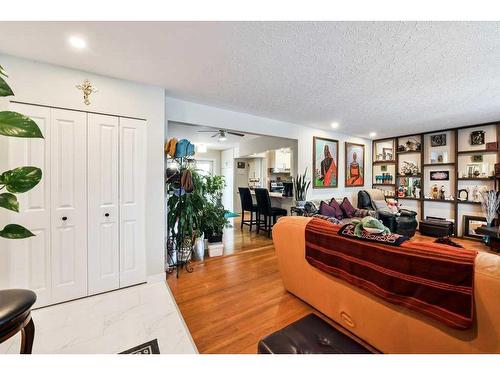 5215 8 Avenue Sw, Calgary, AB - Indoor Photo Showing Living Room