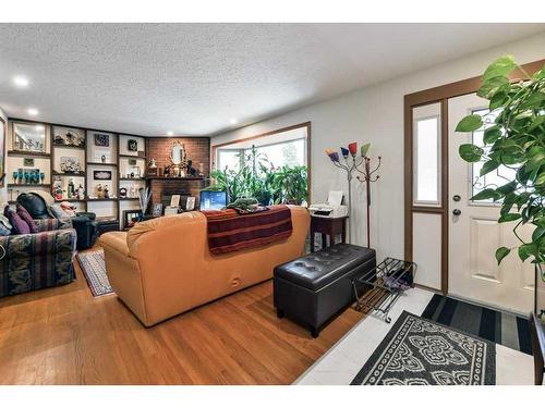 5215 8 Avenue Sw, Calgary, AB - Indoor Photo Showing Other Room