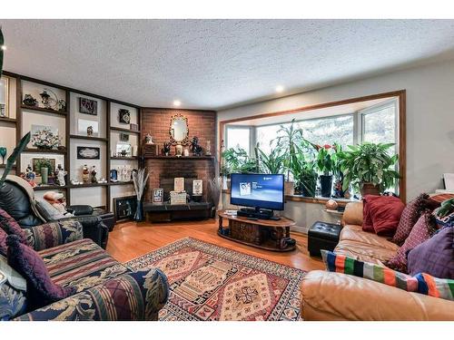 5215 8 Avenue Sw, Calgary, AB - Indoor Photo Showing Living Room