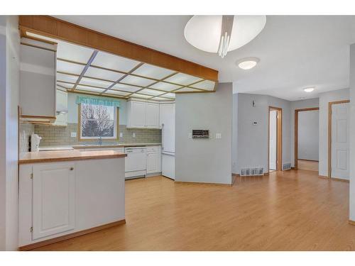 27-26 Quigley Drive, Cochrane, AB - Indoor Photo Showing Kitchen