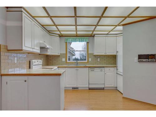 27-26 Quigley Drive, Cochrane, AB - Indoor Photo Showing Kitchen