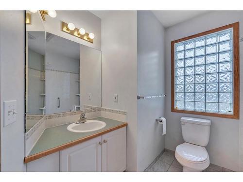 27-26 Quigley Drive, Cochrane, AB - Indoor Photo Showing Bathroom