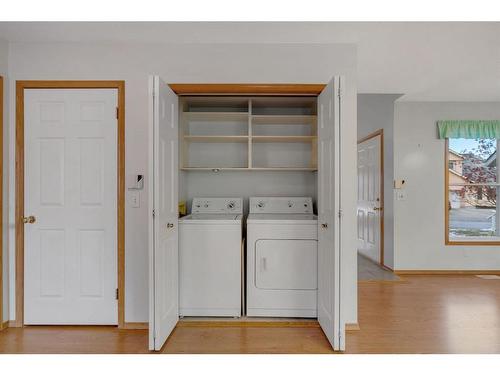 27-26 Quigley Drive, Cochrane, AB - Indoor Photo Showing Laundry Room