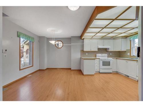 27-26 Quigley Drive, Cochrane, AB - Indoor Photo Showing Kitchen