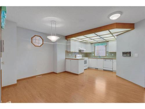 27-26 Quigley Drive, Cochrane, AB - Indoor Photo Showing Kitchen