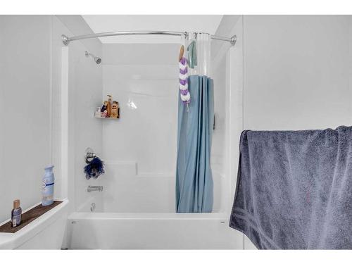 114 Corner Glen Circle Ne, Calgary, AB - Indoor Photo Showing Bathroom