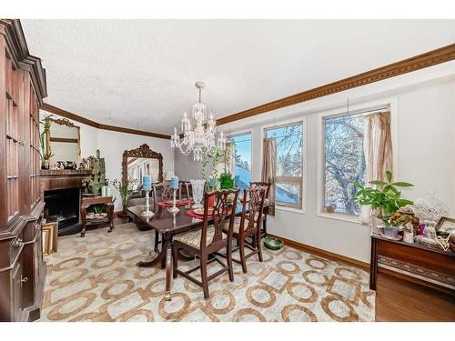 15-64 Woodacres Crescent Sw, Calgary, AB - Indoor Photo Showing Dining Room