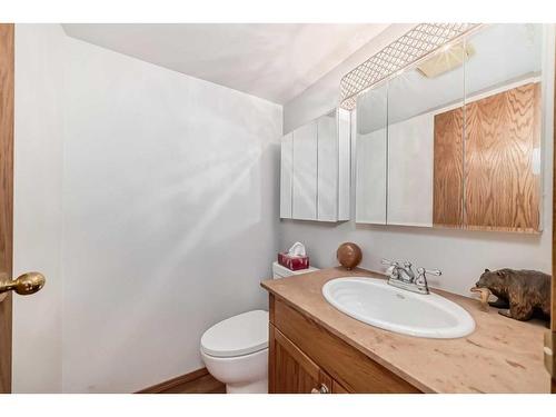 15-64 Woodacres Crescent Sw, Calgary, AB - Indoor Photo Showing Bathroom