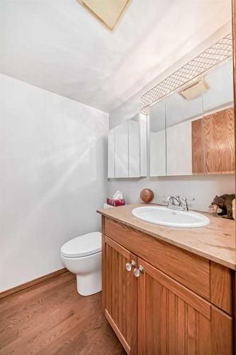 15-64 Woodacres Crescent Sw, Calgary, AB - Indoor Photo Showing Bathroom