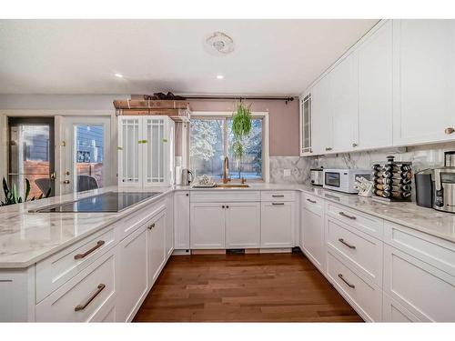 15-64 Woodacres Crescent Sw, Calgary, AB - Indoor Photo Showing Kitchen