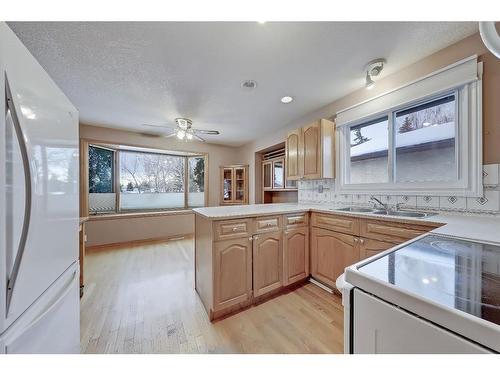 703 Ranchview Circle Nw, Calgary, AB - Indoor Photo Showing Kitchen