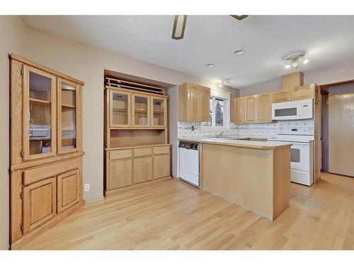 703 Ranchview Circle Nw, Calgary, AB - Indoor Photo Showing Kitchen