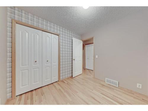 703 Ranchview Circle Nw, Calgary, AB - Indoor Photo Showing Other Room