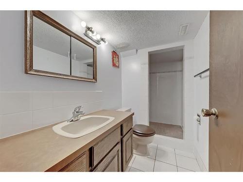 703 Ranchview Circle Nw, Calgary, AB - Indoor Photo Showing Bathroom