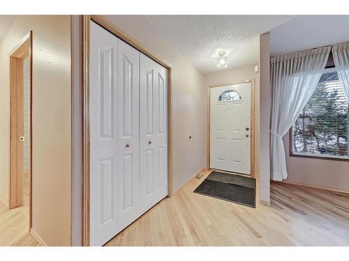 703 Ranchview Circle Nw, Calgary, AB - Indoor Photo Showing Other Room