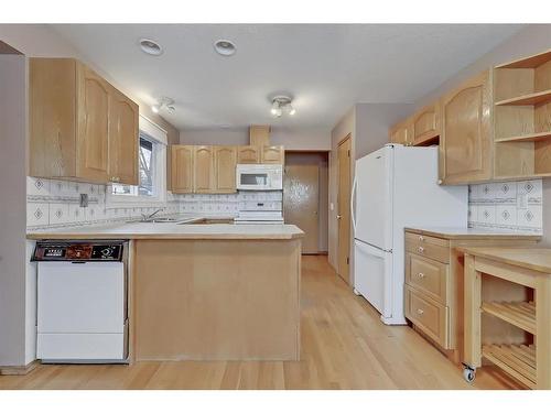 703 Ranchview Circle Nw, Calgary, AB - Indoor Photo Showing Kitchen