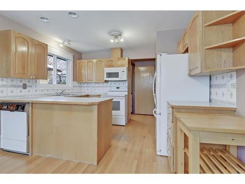 703 Ranchview Circle Nw, Calgary, AB - Indoor Photo Showing Kitchen