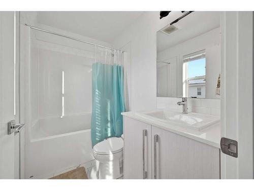 209-669 Savanna Blvd, Calgary, AB - Indoor Photo Showing Bathroom