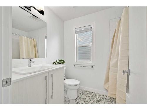 209-669 Savanna Blvd, Calgary, AB - Indoor Photo Showing Bathroom