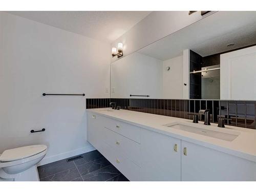 206-8235 8 Avenue Sw, Calgary, AB - Indoor Photo Showing Bathroom