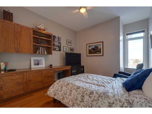 403-4 Hemlock Crescent Sw, Calgary, AB - Indoor Photo Showing Bedroom