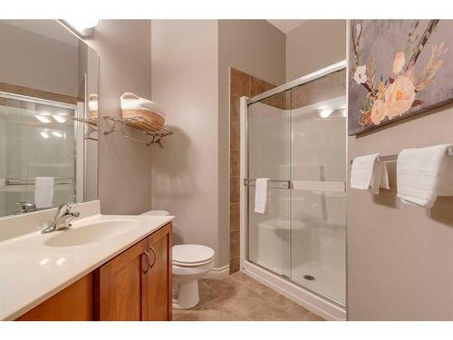 403-4 Hemlock Crescent Sw, Calgary, AB - Indoor Photo Showing Bathroom