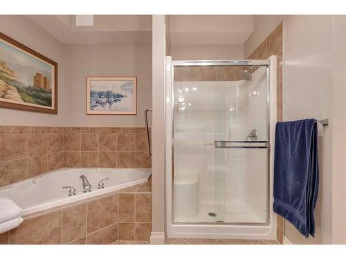 403-4 Hemlock Crescent Sw, Calgary, AB - Indoor Photo Showing Bathroom