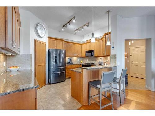 403-4 Hemlock Crescent Sw, Calgary, AB - Indoor Photo Showing Kitchen