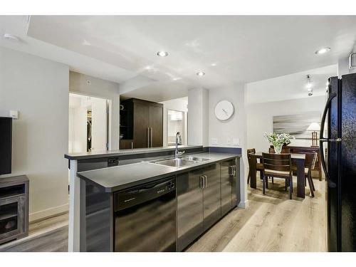 1505-188 15 Avenue Sw, Calgary, AB - Indoor Photo Showing Kitchen With Double Sink