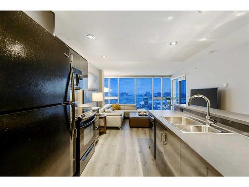 1505-188 15 Avenue Sw, Calgary, AB - Indoor Photo Showing Kitchen With Double Sink