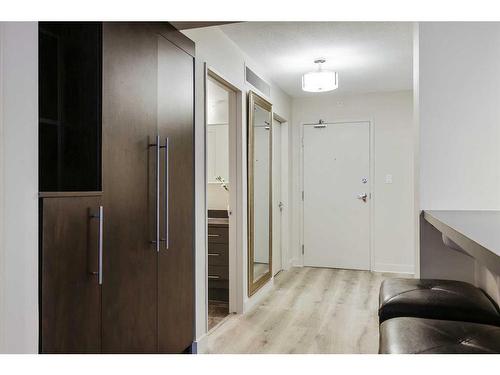 1505-188 15 Avenue Sw, Calgary, AB - Indoor Photo Showing Other Room