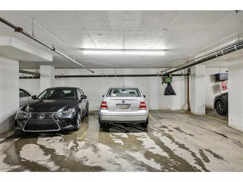 1505-188 15 Avenue Sw, Calgary, AB - Indoor Photo Showing Garage