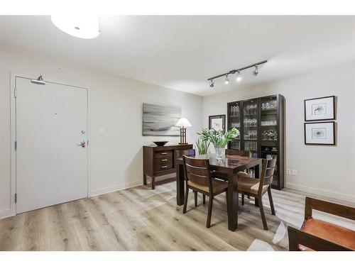 1505-188 15 Avenue Sw, Calgary, AB - Indoor Photo Showing Dining Room