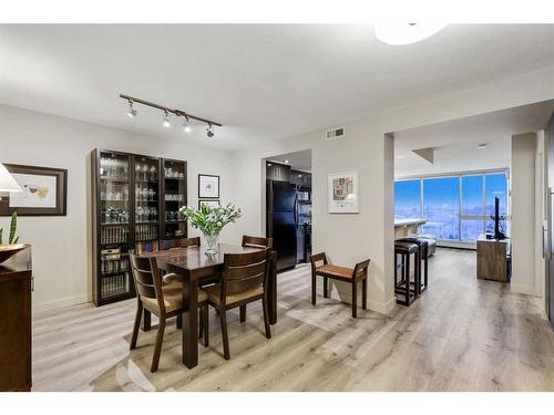 1505-188 15 Avenue Sw, Calgary, AB - Indoor Photo Showing Dining Room